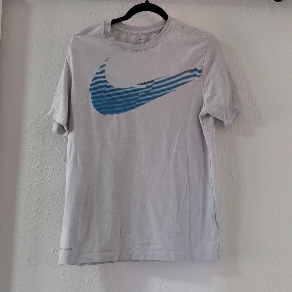 Nike Dri-fit Iridescent logo Short Sleeve Light Grey T Shirt Unisex Small